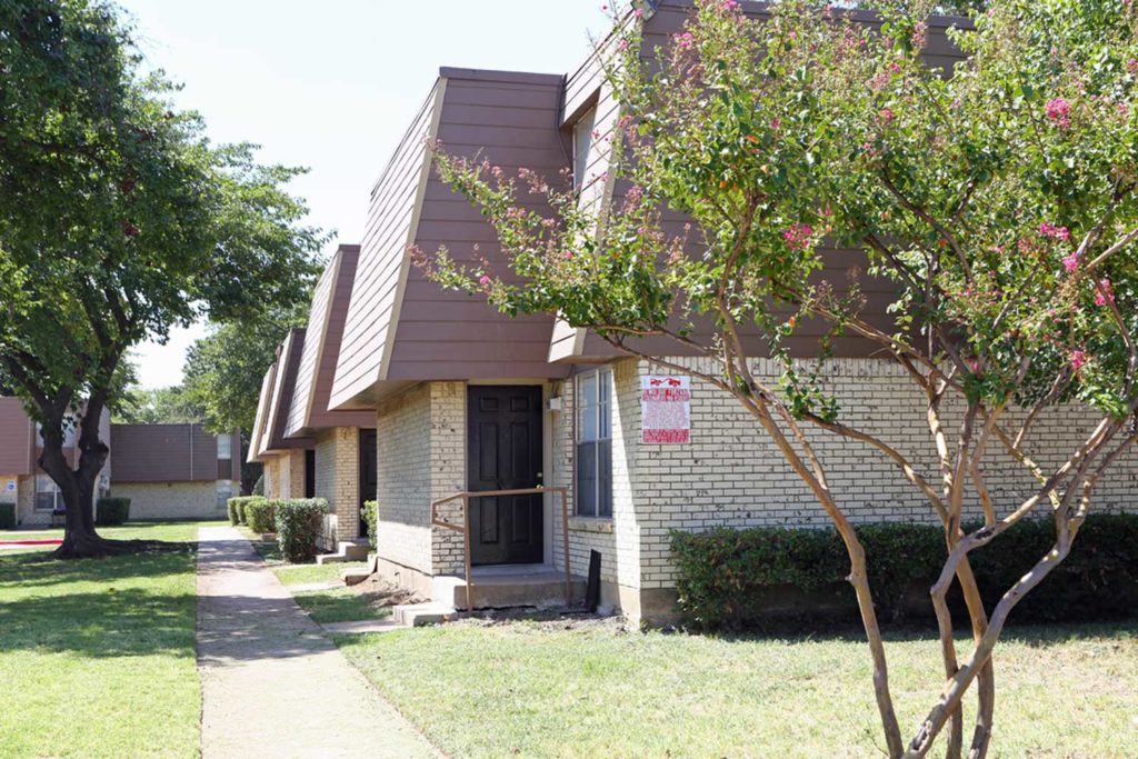 Viillages of Royal Lane; One Two Three Bedroom Apartments in Dallas TX; DFW Airport near SMU