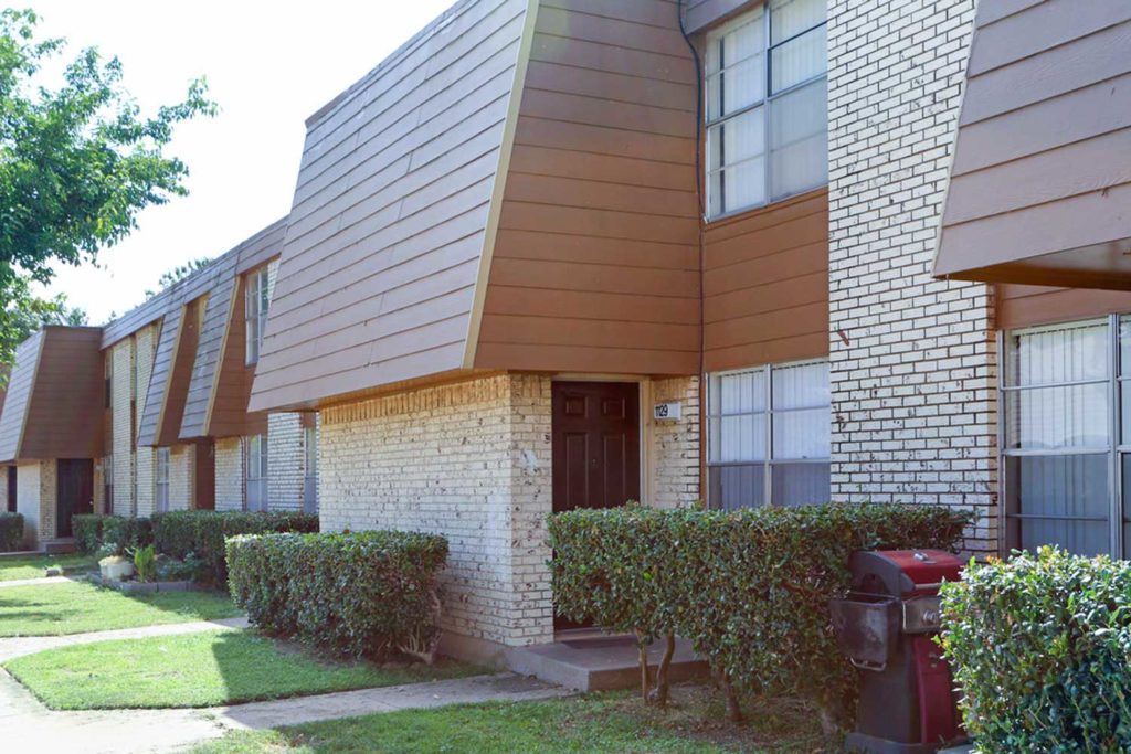 Viillages of Royal Lane; One Two Three Bedroom Apartments in Dallas TX; DFW Airport near SMU